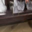 Curio avec armoires vitrées avec portes en verre trempé, tablettes réglables, éclairage éclairé, miroir, décoration de cerise décorative de style rétro américain-128995410