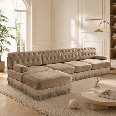 Canapé en forme de L de 135 pouces en velours adapté aux animaux de compagnie avec jupe à pampille et accoudoirs carrés légèrement incurvés, combinaison libre, conception ergonomique pour les salons, les aires de repos et les chambres à coucher, chameau