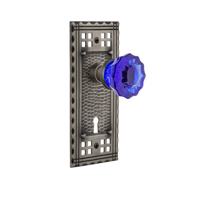 Assiette artisanale avec trou de serrure décoratif et bouton de porte en cristal cobalt