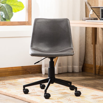 Chaise en similicuir gris antique. Siège incurvé doux pour un confort de gestion. Options pivotantes à 360 ° et vérin à gaz. Cadre en acier noir mat avec 5. Chaise de bureau - Cuir. Fonction de hauteur réglable optimale.