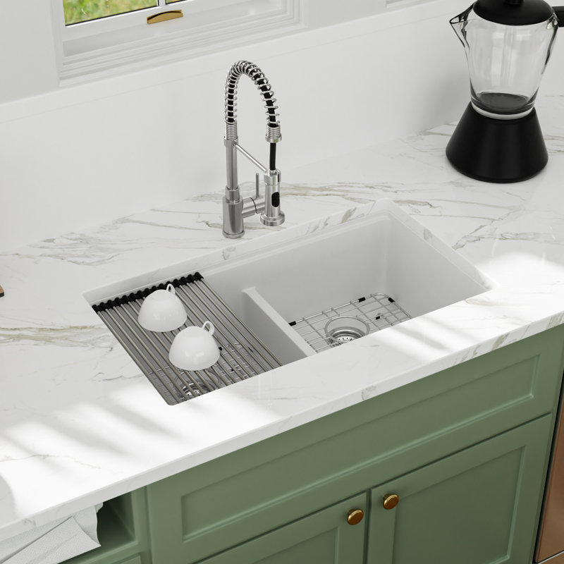 Évier de cuisine en quartz 33 po x l 19 po avec station de travail à double cuve 50/50 avec planche à découper, grille d'évier, crépine, passoire et support à enroulement