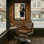 Fashion Owl en smoking tenant un vin et un verre