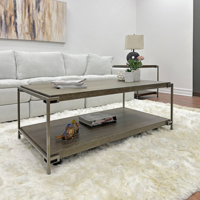 Table basse rectangulaire avec plateau en bois manufacturé et tablette