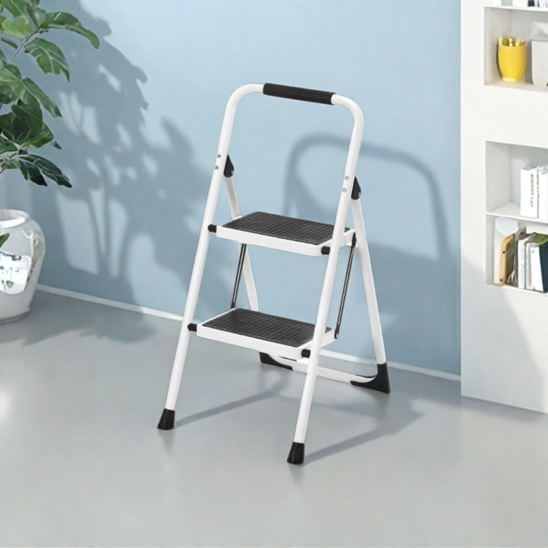 Repose-pieds pliant blanc à deux marches - échelle légère avec larges marches et rampes antidérapantes, pouvant supporter 330 livres et servant d'accessoire de cuisine et de maison portable