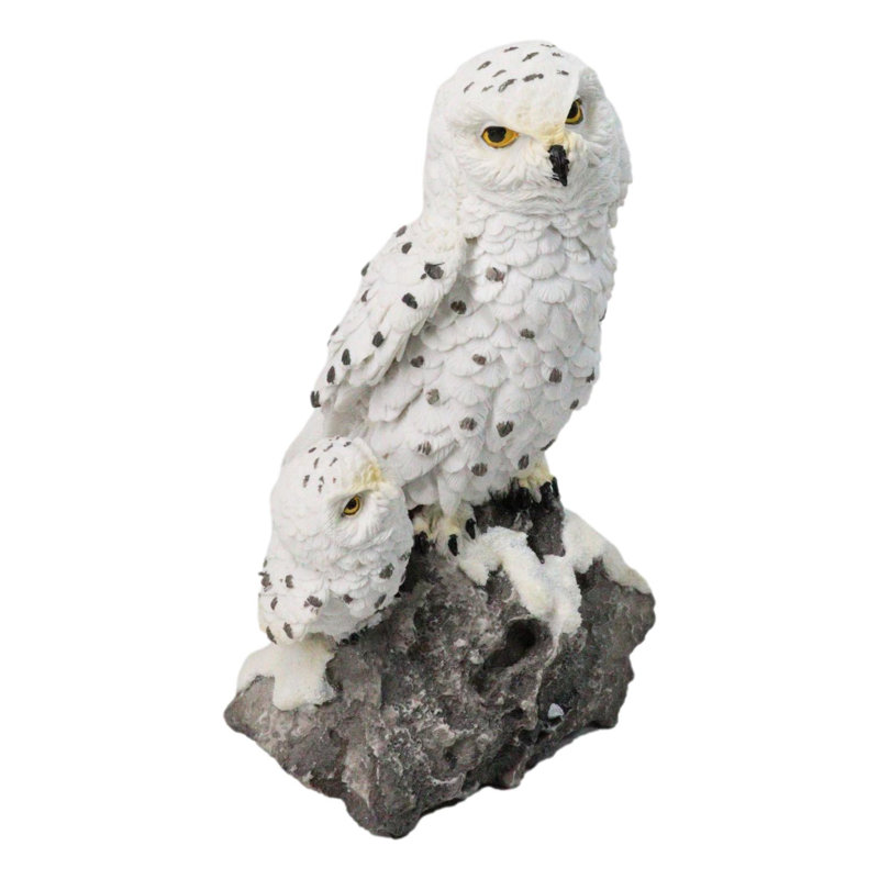 Figurine de chouette enneigée sur un rocher enneigé