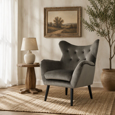 Fauteuil élégant et confortable avec capitonnage traditionnel, pieds fuselés et profil emblématique pour la décoration intérieure
