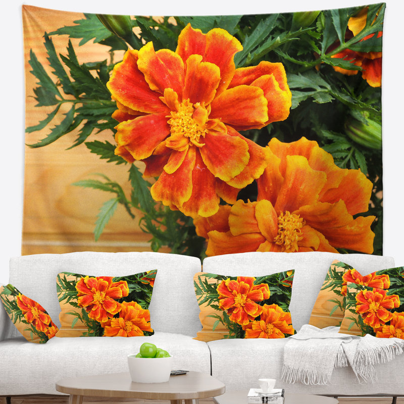Fleur de souci sur fond en bois, H 68 po x l 80 po