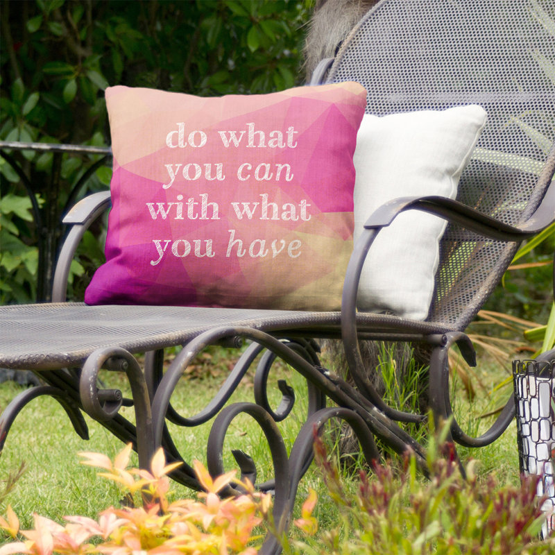 Coussin intérieur / extérieur Do Do You Can, 18 po x 18 po, Diamant rose