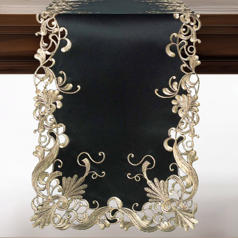 Chemin de table et napperons Niva de la collection Chantelle pour un élégant décor de table de Noël, L 108 po x l 14 po