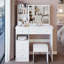 Table de meuble-lavabo de taille moyenne avec tiroir de gauche et tabouret rembourré, très grand miroir coulissant à droite, rangement multicouche à grande capacité, commode pratique et pratique, convient aux grands espaces-227786867