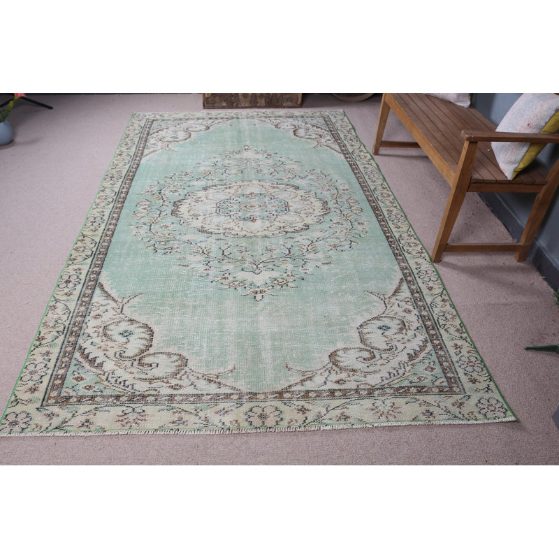 Exquis tapis turc vert fait à la main avec un design anatolien idéal pour le décor du salon et pour offrir des cadeaux uniques