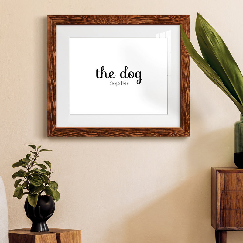 «The Dog Sleep Here II» - Cadre photo Art textuel, H 20 po x l 17 po x P 1,5 po, Brun, Blanc