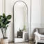 Miroir surdimensionné arqué en métal surdimensionné-570231710-570093160