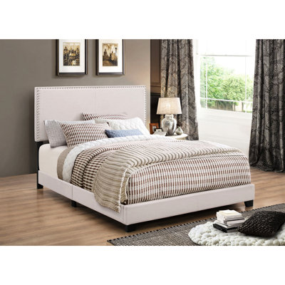 Très grand lit à panneau avec revêtement, garniture cloutée, structure en bois, sommier tapissier requis, disponible en différentes nuances de tissu, finition rembourrée, garniture pour un look époustouflant, choix de couleurs variées