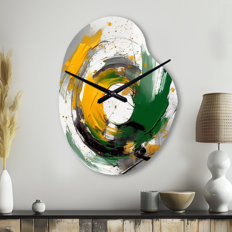 Jaune et vert Abstracted Perspectives III - Horloges asymétriques abstraites en métal, horloge murale de forme irrégulière jaune