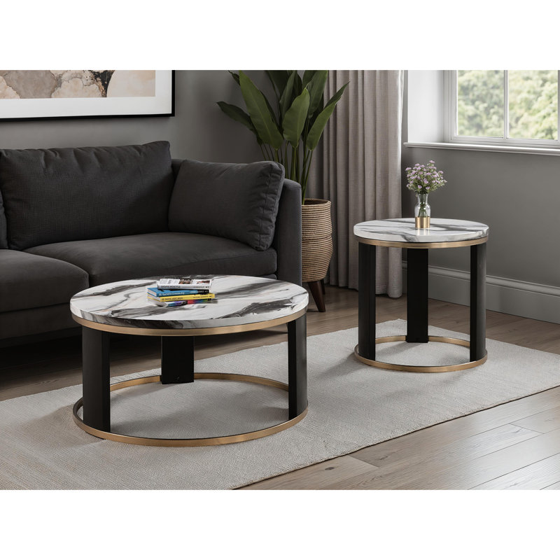 Table contemporaine 3 pièces triangulaire avec plateau en marbre et anneau doré pour le salon principal