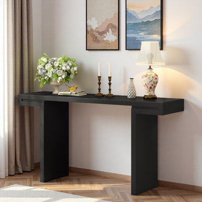 Console avec lignes géométriques et pieds réglables
