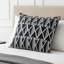 Coussin décoratif d’intérieur/extérieur gris de style géométrique de style Onyx Plutus-743927340