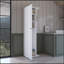 Armoire de rangement avec balai blanc