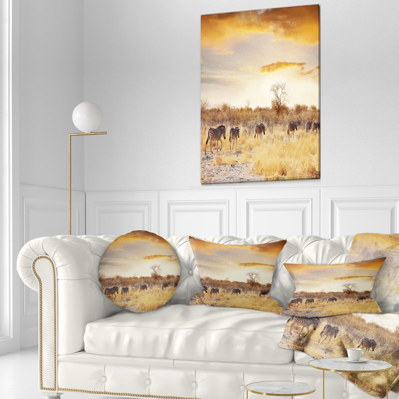 Zèbre Schafer qui marche dans une rangée de coussins d'Afrique, 18 po x 18 po, Coussin décoratif