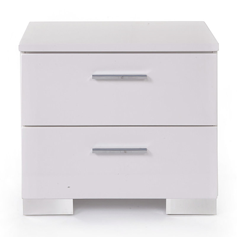 2 tables de chevet blanches et 2 tiroirs pour rehausser l'espace de la chambre