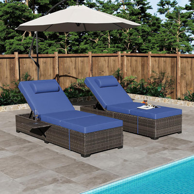 Ensemble de 2 chaises longues de piscine pour l'extérieur, chaise longue en osier de rotin avec dossier réglable à 5 positions, fauteuil inclinable d'extérieur 2 pièces avec coussins pour terrasse de patio