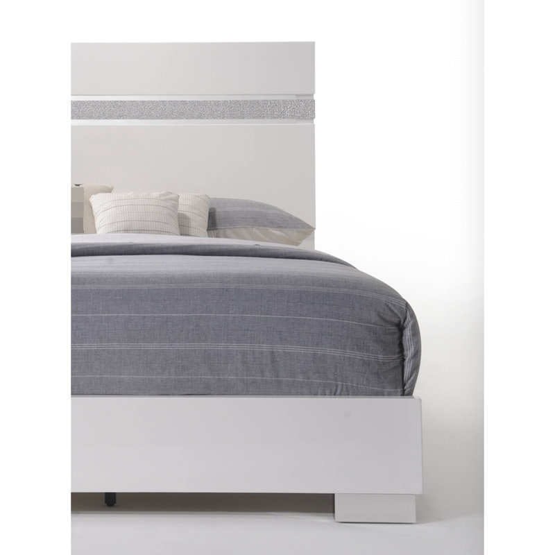 Le grand lit Ii offre une expérience de chambre à coucher moderne et relaxante avec des pieds rehaussant l'esthétique