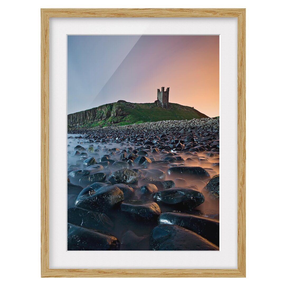 Gerahmtes Papierbild Sonnenaufgang mit Nebel bei Dunstanburgh Castle