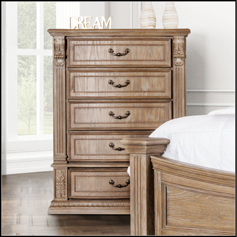 Commode 1 pièce de style transitionnel avec finition en chêne patiné, moulures dentelées et détails incurvés pour un rangement élégant dans la chambre à coucher