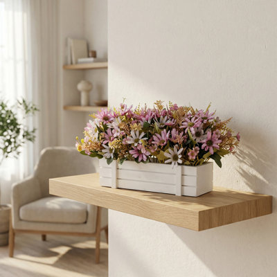 Arrangement de fleurs artificielles dans une caisse en bois rustique, pièce maîtresse artificielle avec boîte vintage
