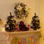 Ensemble de 2 mini sapins de Noël artificiels de 24 po / 2 pi avec 35 lumières, boules de Noël, arc, pommes de pin, minuterie à piles, décorations de Noël pour la maison