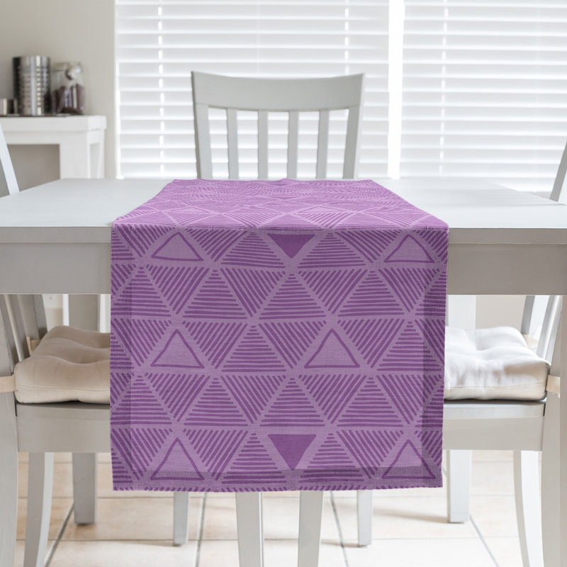 Chemin de table à triangles dessinés à la main Classic, Violet, 16 po x 90 po