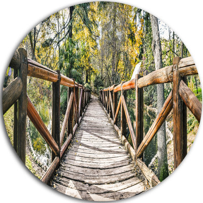Pont en bois dans la forêt - reproduction de photo