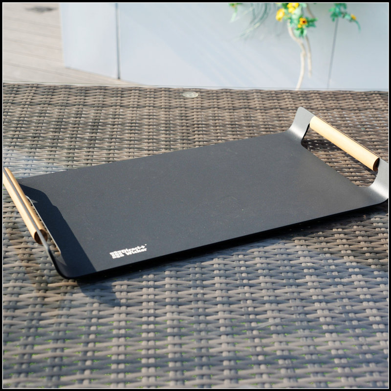 Plateau de patio extérieur durable en aluminium thermolaqué gris avec poignée en teck, parfait pour servir et recevoir