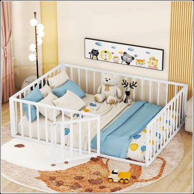 Structure de lit robuste en métal avec clôture de sécurité et portes pour plus de sécurité et de style dans les chambres d'enfants