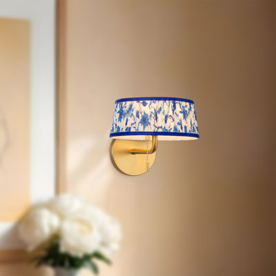 Luminaire mural / pour salle de bain Andrewson en or brossé 7 po avec abat-jour en lin plissé bleu à motif Andrewson