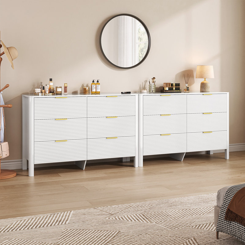 Commode 6 tiroirs cannelée, l 47,2 po lustrée avec poignées en métal doré, blanc