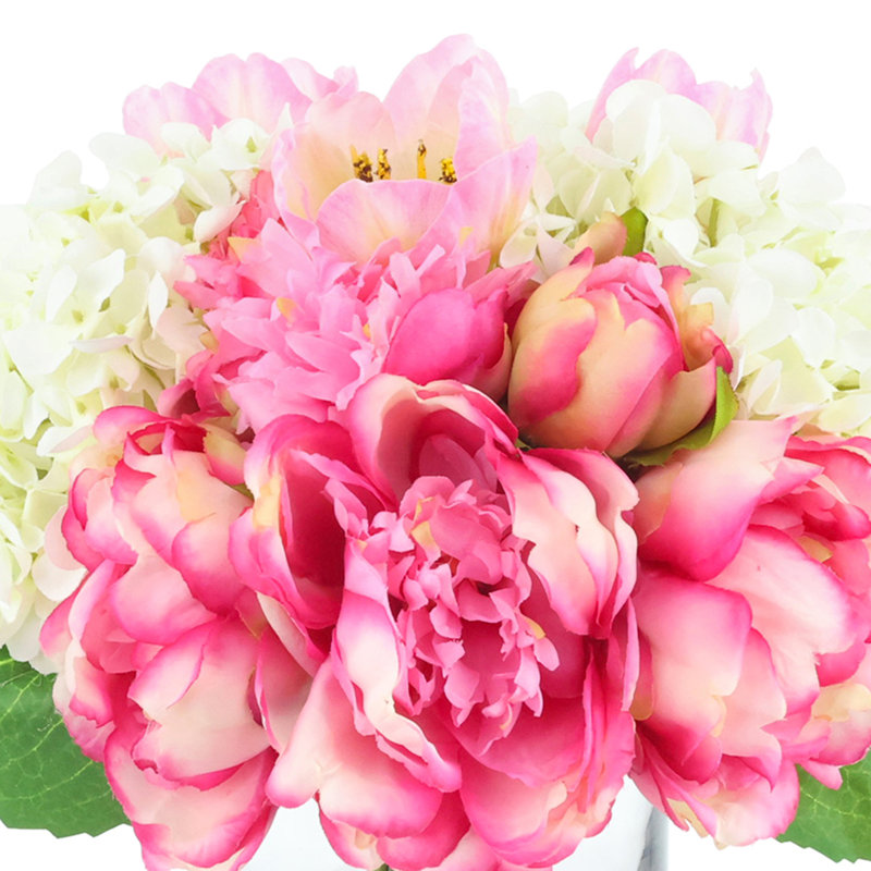 Pivoines, tulipes et hortensias dans un vase en verre