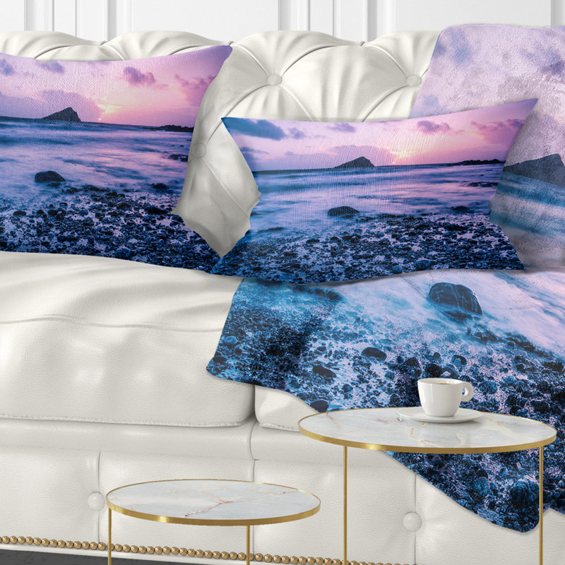 Coussin lombaire à ralenti seascape sur le coussin de plage rocky