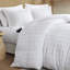 Couette rayée entièrement tissée avec revers en microfibre semblable au nuage, résiste au boulochage, idéale pour les peaux sensibles