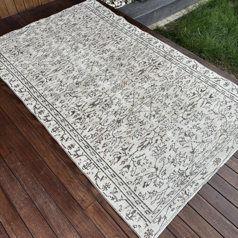 Tapis turc rétro au design minimaliste moderne parfait pour la salle à manger avec des tons beiges chauds savamment fabriqués à partir de laine