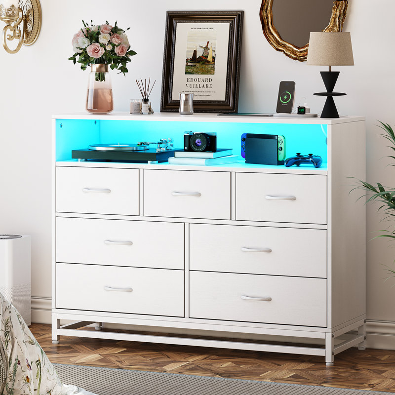 Commode 7 tiroirs en bois moderne avec station de charge et lumières DEL, grande capacité de rangement