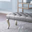 Banc capitonné en tissu avec garniture cloutée