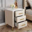 Table de chevet rembourrée avec 3 tiroirs et détails en métal - Beige Essence Decor
