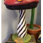 Statue de petit champignon rayé surdimensionné
