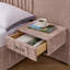 Structure de lit tapissier grand format avec tissu chenille et conception plissée, lit plateforme grand format avec table de chevet-1478488724