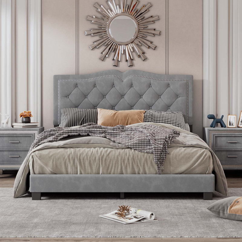 Lit rembourré en velours Malefatto avec tête de lit capitonnée et structure en bois, Gris, Grand