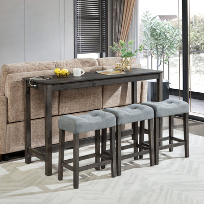 Table basse avec prise de courant et 3 tabourets gris foncé. Pieds en bois, tissu respirant et structure en contreplaqué de bar 4 pièces de type c, sièges rembourrés confortables, ports