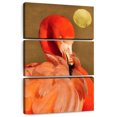 Flamant rose avec soleil doré