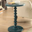 Table d'appoint ronde en bois bleu sarcelle, support de piédestal tourné, conception intemporelle, différentes pièces, espaces restreints, finition pour boissons, piédestal simple, ajoute du style, espace de vie principal, espace efficace, petits espaces-1625050290-1635975498